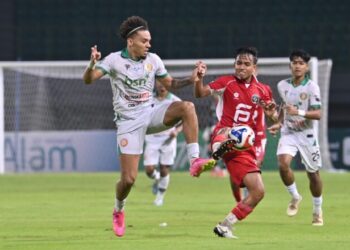Pemain FC Bekasi City berebut bola dengan Pemain Persiraja Banda Aceh pada Laga pekan ke-2 putaran ke-3 Liga Championship Pegadaian itu digelar Minggu (22/2/2026) malam di Stadion Patriot Candrabhaga.