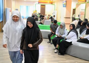 Masyarakat antrian menunggu nomor panggilan untuk keperluan berbagai dokumen di MPP Aceh Besar, Lambaro, Kecamatan Ingin Jaya, Aceh Besar, Senin (23/02/2026). FOTO/ MC ACEH BESAR