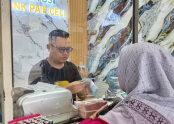 Seorang Agen BSI sedang melayani dan melakukan transaksi dengan Nasabah. FOTO: Ist