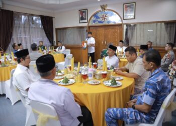 Wakil Bupati Aceh Besar Drs H Syukri A Jalil menghadiri acara buka puasa bersama panitia STERAU, Parisada Hindu Dharma Indonesia (PHDI), serta Forkopimda Aceh di Ruang VIP Lanud SIM Kecamatan Blang Bintang, Aceh Besar, Rabu (25/02/2026) FOTO/MC ACEH BESAR