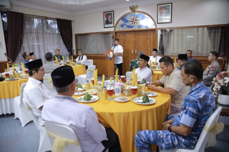 Wakil Bupati Aceh Besar Drs H Syukri A Jalil menghadiri acara buka puasa bersama panitia STERAU Parisada Hindu Dharma Indonesia PHDI serta Forkopimda Aceh di Ruang VIP Lanud SIM Kecamatan Blang Bintang Aceh Besar Rabu 25022026 FOTOMC ACEH BESAR