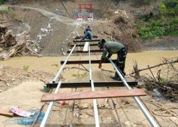 TNI AD percepat pembangunan Jembatan Gantung di Sungai Kalaili yang berlokasi di Desa Owak, Kecamatan Linge, Kabupaten Aceh Tengah, Kamis 26/2/2026