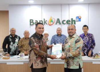 Direktur Utama Bank Aceh, Fadhil Ilyas menerima WTP dari KAP Heliantono di Gedung Action Center Banda Aceh, Jumat (13/1/2026).