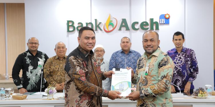 Direktur Utama Bank Aceh Fadhil Ilyas menerima WTP dari KAP Heliantono di Gedung Action Center Banda Aceh Jumat 1312026