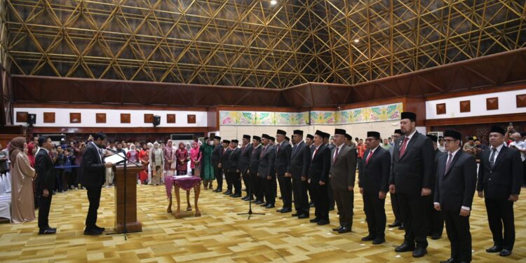 Gubernur Aceh Muzakir Manaf melaksanakan pengambilan sumpah dan melantik pejabat pimpinan tinggi pratama Eselon II dilingkungan Pemerintah Aceh Banda Aceh Anjong Monmata Jumat 27022026