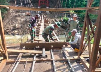 Personel TNI mempercepat progres pembangunan jembatan gantung di Dusun Gantung Langit, Desa Burni Bius, Kecamatan Silih Nara, Kabupaten Aceh Tengah, telah mencapai 51,8 persen hingga Jumat, 27 Februari 2026.