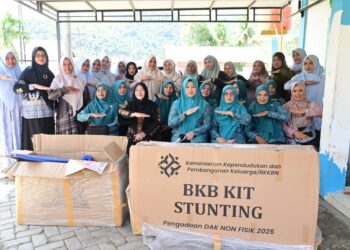Foto bersama pada penyerahan bantuan BKB Kit Stunting/APE Stunting kepada BKB Gampong Gurah, di depan Gedung Posyandu Gampong Gurah, Kecamatan Peukan Bada, Kabupaten Aceh Besar, Sabtu (28/2/2026). FOTO/ MC ACEH BESAR