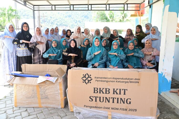 Foto bersama pada penyerahan bantuan BKB Kit StuntingAPE Stunting kepada BKB Gampong Gurah di depan Gedung Posyandu Gampong Gurah Kecamatan Peukan Bada Kabupaten Aceh Besar Sabtu 2822026 FOTO MC ACEH BESAR KETIKKABARcom Foto bersama pada penyerahan bantuan BKB Kit StuntingAPE Stunting kepada BKB Gampong Gurah di depan Gedung Posyandu Gampong Gurah Kecamatan Peukan Bada Kabupaten Aceh Besar Sabtu 2822026 FOTO MC ACEH BESAR
