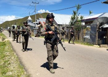 Personel Satgas Tindak Operasi Damai Cartenz 2026 melaksanakan patroli dialogis pada Jumat, 27 Februari 2026, guna menjaga stabilitas keamanan dan ketertiban masyarakat (kamtibmas) di Kabupaten Paniai, Provinsi Papua Tengah.