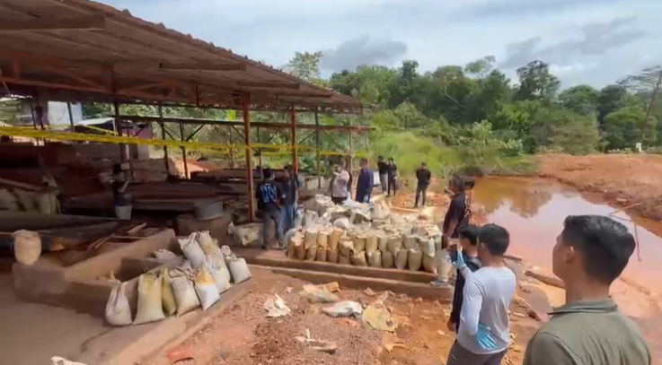 Bareskrim Polri bersama Direktorat Jenderal Bea dan Cukai Kementerian Keuangan RI mengungkap praktik penambangan ilegal dan penyelundupan pasir timah dari Kepulauan Bangka Belitung KETIKKABARcom Bareskrim Polri bersama Direktorat Jenderal Bea dan Cukai Kementerian Keuangan RI mengungkap praktik penambangan ilegal dan penyelundupan pasir timah dari Kepulauan Bangka Belitung