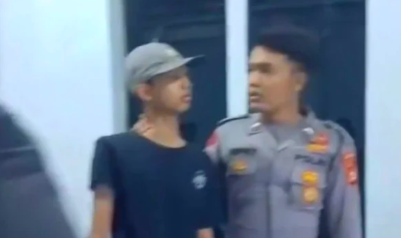 Ⓒ Hak cipta foto di atas dikembalikan sesungguhnya kepada pemilik foto KETIKKABARcom Viral Polisi Amankan Teman Sendiri di Pademangan, Berujung Minta Maaf