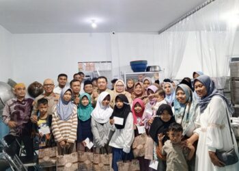 SPPG Jatimukti menggelar kegiatan buka puasa bersama sekaligus memberikan santunan kepada anak yatim, Senin 16/3/2026.