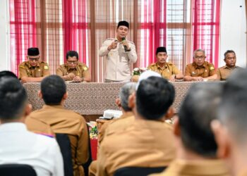 Bupati Aceh Besar, H Muharram Idris menyampaikan arahan Rapat Persentasi Perjanjian Kinerja OPD kepada Bupati dan Wakil Bupati di Gedung Dekranasda Aceh Besar, Gampong Gani, Kecamatan Ingin Jaya, Aceh Besar, Senin (16/03/2026). FOTO/MC ACEH BESAR