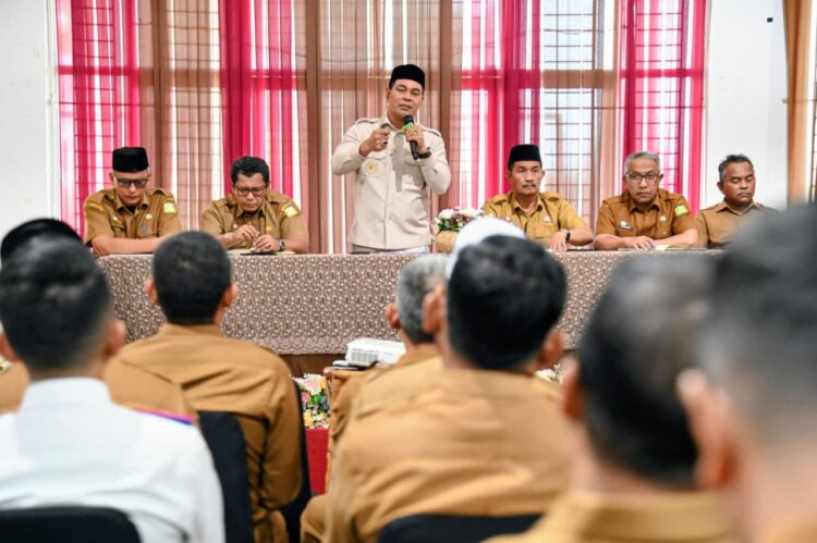 Bupati Aceh Besar H Muharram Idris menyampaikan arahan Rapat Persentasi Perjanjian Kinerja OPD kepada Bupati dan Wakil Bupati di Gedung Dekranasda Aceh Besar Gampong Gani Kecamatan Ingin Jaya Aceh Besar Senin 16032026 FOTOMC ACEH BESAR KETIKKABARcom Bupati Aceh Besar H Muharram Idris menyampaikan arahan Rapat Persentasi Perjanjian Kinerja OPD kepada Bupati dan Wakil Bupati di Gedung Dekranasda Aceh Besar Gampong Gani Kecamatan Ingin Jaya Aceh Besar Senin 16032026 FOTOMC ACEH BESAR
