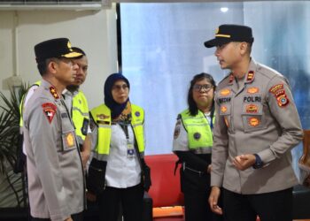 Kapolda Aceh, Irjen Pol. Drs.  Marzuki Ali Basyah, M.M., (kiri) meninjau langsung sejumlah pos pelayanan Operasi Ketupat Seulawah 2026 di wilayah Aceh Besar, Rabu (18/3/2026).