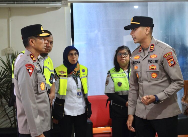 Kapolda Aceh Irjen Pol Drs Marzuki Ali Basyah MM kiri meninjau langsung sejumlah pos pelayanan Operasi Ketupat Seulawah 2026 di wilayah Aceh Besar Rabu 1832026 KETIKKABARcom Kapolda Aceh Irjen Pol Drs Marzuki Ali Basyah MM kiri meninjau langsung sejumlah pos pelayanan Operasi Ketupat Seulawah 2026 di wilayah Aceh Besar Rabu 1832026