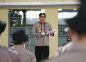 Wakapolda Aceh Brigjen Pol. Ari Wahyu Widodo, S.I.K., memimpin apel pelepasan 249 mahasiswa Sekolah Tinggi Ilmu Kepolisian (STIK) Lemdiklat Polri Angkatan ke-83/WPS yang telah menuntaskan tugas Pengabdian Masyarakat (Dianmas) di sejumlah daerah terdampak bencana di Provinsi Aceh, Minggu 1/3/2026.