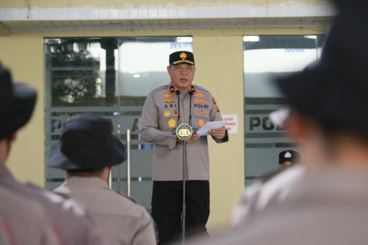 Wakapolda Aceh Brigjen Pol Ari Wahyu Widodo SIK memimpin apel pelepasan 249 mahasiswa Sekolah Tinggi Ilmu Kepolisian STIK Lemdiklat Polri Angkatan ke 83WPS yang telah menuntaskan tugas Pengabdian Masyarakat Dianmas di sejumlah daerah terdampak bencana di Provinsi Aceh Minggu 132026