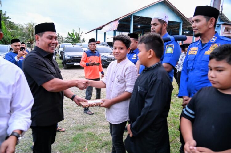 Bupati Aceh Besar Muharram Idris menyerahkan santuan anak yatim sebelum buka puasa bersama di Posko BPBD Aceh Besar Gampong Sibreh Keumude Kecamatan Sukamakmur Aceh Besar Sabtu 28022026 FOTOMC ACEH BESAR KETIKKABARcom Bupati Aceh Besar Muharram Idris menyerahkan santuan anak yatim sebelum buka puasa bersama di Posko BPBD Aceh Besar Gampong Sibreh Keumude Kecamatan Sukamakmur Aceh Besar Sabtu 28022026 FOTOMC ACEH BESAR