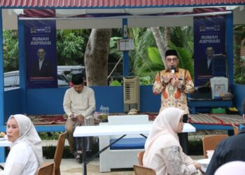 Anggota DPR RI, H. T. Ibrahim, menyampaikan kata sambutan pada kegiatan silaturahmi dan buka puasa bersama masyarakat di kediamannya, Lambaro Angan, Aceh Besar, Minggu, 1 Maret 2026.