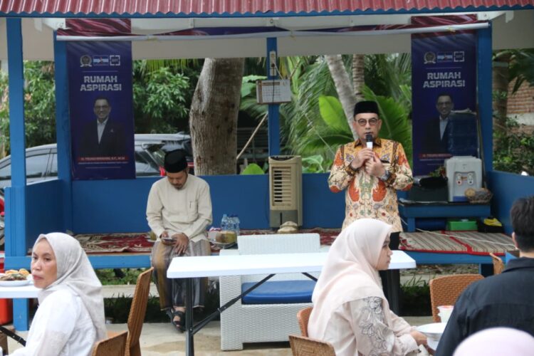 Anggota DPR RI H T Ibrahim menyampaikan kata sambutan pada kegiatan silaturahmi dan buka puasa bersama masyarakat di kediamannya Lambaro Angan Aceh Besar Minggu 1 Maret 2026 KETIKKABARcom Anggota DPR RI H T Ibrahim menyampaikan kata sambutan pada kegiatan silaturahmi dan buka puasa bersama masyarakat di kediamannya Lambaro Angan Aceh Besar Minggu 1 Maret 2026