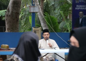 Ustaz Masrul Aidi menyampaikan tausiah di kediaman Rumah Aspirasi Anggota DPR RI, H. T. Ibrahim, Minggu 1/3/2026.