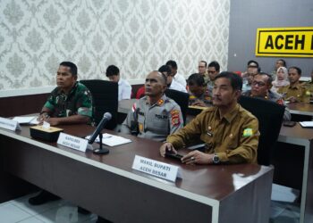 Wakil Bupati Aceh Besar Drs. Syukri dan Forkopimda mengikuti Rapat Koordinasi (Rakor) Lintas Sektoral dalam rangka kesiapan Operasi Ketupat dan Idul Fitri tahun 1447 H melalui zoom meeting di Aula Satya Maprabu Mapolres Aceh Besar, Kota Jantho, Senin (2/3/2026). FOTO/ MC ACEH BESAR