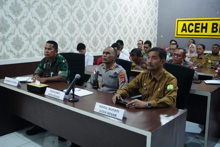 Wakil Bupati Aceh Besar Drs Syukri dan Forkopimda mengikuti Rapat Koordinasi Rakor Lintas Sektoral dalam rangka kesiapan Operasi Ketupat dan Idul Fitri tahun 1447 H melalui zoom meeting di Aula Satya Maprabu Mapolres Aceh Besar Kota Jantho Senin 232026 FOTO MC ACEH BESAR KETIKKABARcom Wakil Bupati Aceh Besar Drs Syukri dan Forkopimda mengikuti Rapat Koordinasi Rakor Lintas Sektoral dalam rangka kesiapan Operasi Ketupat dan Idul Fitri tahun 1447 H melalui zoom meeting di Aula Satya Maprabu Mapolres Aceh Besar Kota Jantho Senin 232026 FOTO MC ACEH BESAR