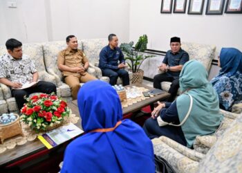 Bupati Aceh Besar, H Muharram Idris menerima bingkisan dari Balai Besar POM Banda Aceh di Gedung Dekranasda, Gampong Gani, Kecamatan Ingin Jaya, Aceh Besar, Senin (02/03/2026). FOTO/MC ACEH BESAR