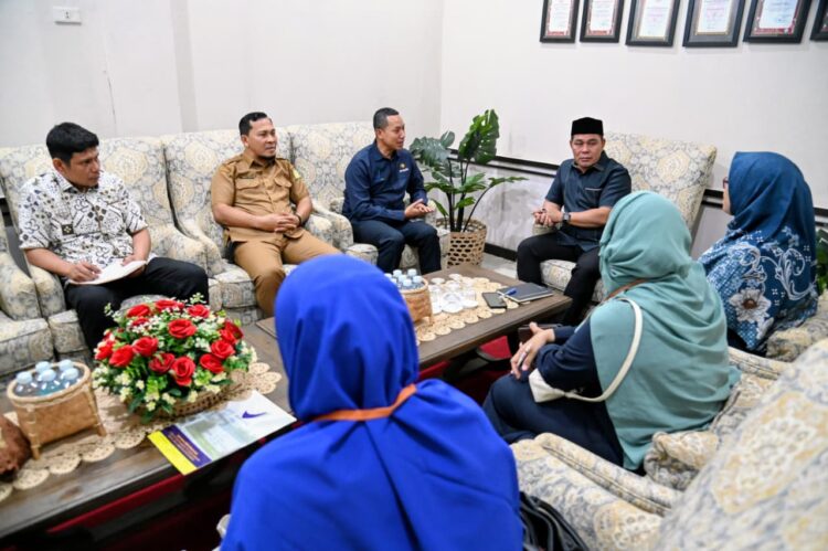 Bupati Aceh Besar H Muharram Idris menerima bingkisan dari Balai Besar POM Banda Aceh di Gedung Dekranasda Gampong Gani Kecamatan Ingin Jaya Aceh Besar Senin 02032026 FOTOMC ACEH BESAR