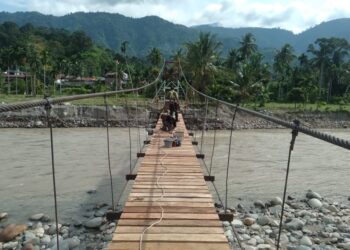 Personel Kodim 0108/Agara melalui Posramil Darul Hasanah bersama prajurit Yonzipur TNI AD sedang progres pengerjaan jembatan gantung di Desa Mamas Indah, Kecamatan Darul Hasanah, Kabupaten Aceh Tenggara.
