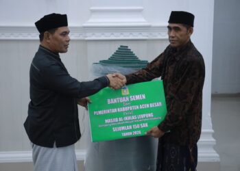 Bupati Aceh Besar Muharram Idris menyerahkan bantuan Semen dan Sajadah di Masjid Leupung, Senin (02/03/2026). FOTO/ PROKOPIM ACEH BESAR