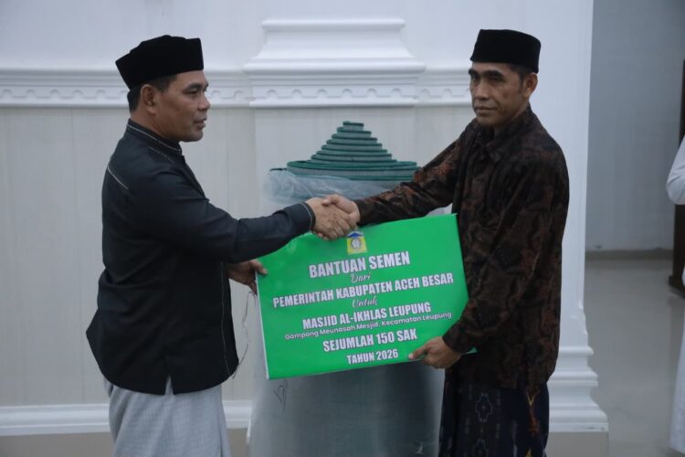 Bupati Aceh Besar Muharram Idris menyerahkan bantuan Semen dan Sajadah di Masjid Leupung Senin 02032026 FOTO PROKOPIM ACEH BESAR KETIKKABARcom Bupati Aceh Besar Muharram Idris menyerahkan bantuan Semen dan Sajadah di Masjid Leupung Senin 02032026 FOTO PROKOPIM ACEH BESAR