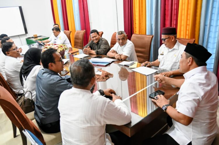Bupati Aceh Besar H Muharram Idris pimpin Rapat Persentasi LHP terkait UMKM Aceh Besar di Gedung Dekranasda Gampong Gani Kecamatan Ingin Jaya Aceh Besar Rabu 04032026 FOTO MC ACEH BESAR