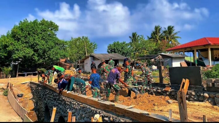 Prajurit TNI AD dari Yonzipur 5ABW di bawah jajaran Kodam VBrawijaya sedang melakukan pekerjaan pembangunan Jembatan Armco di Desa Bangka Jaya Kecamatan Dewantara Kabupaten Aceh Utara Kamis 532026