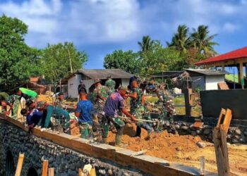 Prajurit TNI AD dari Yonzipur 5/ABW di bawah jajaran Kodam V/Brawijaya sedang melakukan pekerjaan pembangunan Jembatan Armco di Desa Bangka Jaya, Kecamatan Dewantara, Kabupaten Aceh Utara, Kamis 5/3/2026.