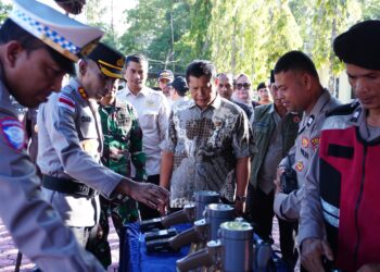 Kapolres Aceh Besar AKBP Chairul Ikhsan SIK bersama Sekda Bahrul Jamil SSos MSi memeriksa peralatan pendukung Operasi Kepolisian Terpusat Ketupat Seulawah 2026 di halaman Mapolres Aceh Besar Kota Jantho Kamis 1232026 FOTOMC ACEH BESAR