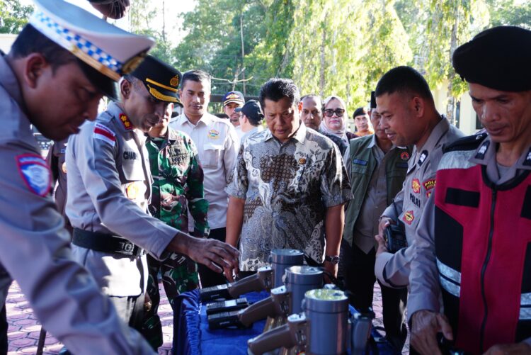 Kapolres Aceh Besar AKBP Chairul Ikhsan SIK bersama Sekda Bahrul Jamil SSos MSi memeriksa peralatan pendukung Operasi Kepolisian Terpusat Ketupat Seulawah 2026 di halaman Mapolres Aceh Besar Kota Jantho Kamis 1232026 FOTOMC ACEH BESAR