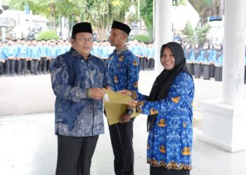 Wali Kota Sabang Zulkifli H. Adam menyerahkan SK PPPK Paruh Waktu di halaman Kantor Wali Kota Sabang, Kamis (12/3/2026).