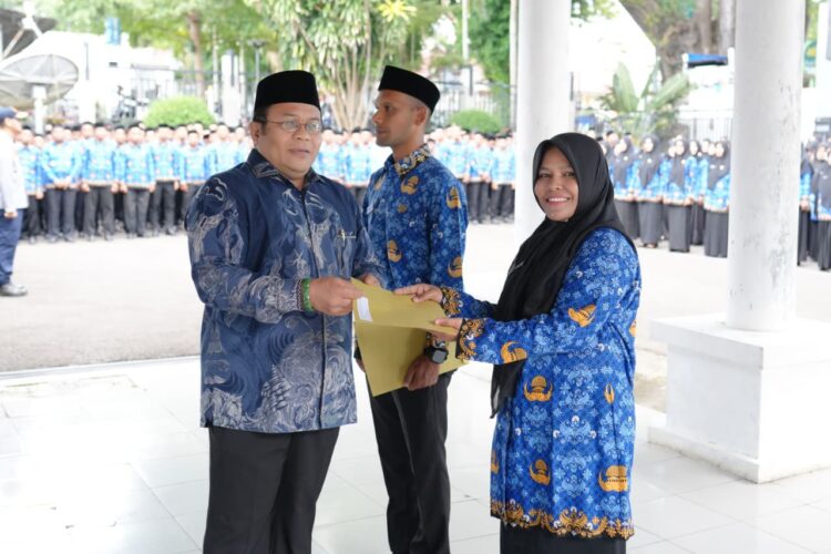 Wali Kota Sabang Zulkifli H Adam menyerahkan SK PPPK Paruh Waktu di halaman Kantor Wali Kota Sabang Kamis 1232026 KETIKKABARcom Wali Kota Sabang Zulkifli H Adam menyerahkan SK PPPK Paruh Waktu di halaman Kantor Wali Kota Sabang Kamis 1232026