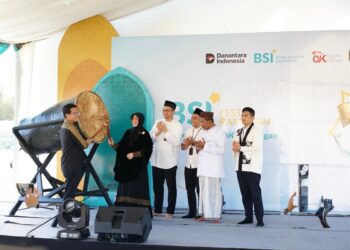 Wali Kota Banda Aceh Illiza Saaduddin Djamal, didampingi oleh RCEO BSI Aceh, Ketua DPRK Banda Aceh, OJK dan BI Aceh serta Imam Besar Mesjid secara resmi membuka BSI Fest Ramadhan 1447 H yang diselenggarakan oleh Bank Syariah Indonesia Regional Aceh di kawasan Masjid Raya Baiturrahman, Banda Aceh pada 12 Maret 2026.