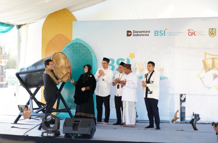 Wali Kota Banda Aceh Illiza Saaduddin Djamal didampingi oleh RCEO BSI Aceh Ketua DPRK Banda Aceh OJK dan BI Aceh serta Imam Besar Mesjid secara resmi membuka BSI Fest Ramadhan 1447 H yang diselenggarakan oleh Bank Syariah Indonesia Regional Aceh di kawasan Masjid Raya Baiturrahman Banda Aceh pada 12 Maret 2026