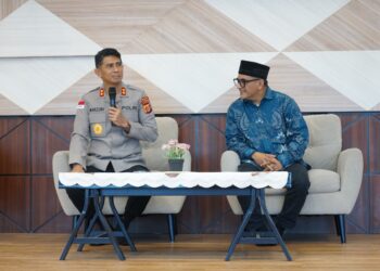 Kapolda Aceh Irjen Pol Drs Marzuki Ali Basyah, M.M., (Kiri).