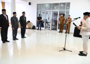Bupati Aceh Besar, H Muharram Idris mengukuhkan kembali Kaban Kesbangpol Sofian SH, Kadisdukcapil Rahmad Sentosa SSos MAP, kepala DP2KBPP dan PA Drs Fadhlan di Gedung Dekranasda, Gampong Gani, Kecamatan Ingin Jaya, Aceh Besar, Selasa (17/03/2026). FOTO/MC ACEH BESAR