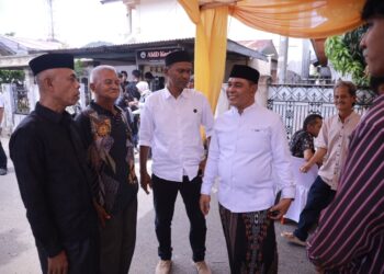 Bupati Aceh Besar Muharram Idris berbincang dengan para tamu saat open house dirumah pribadinya di Gampong Ajuen Lam Hasan, Kecamatan Peukan Bada, Senin (23/3/2026). FOTO/PROKOPIM ACEH BESAR