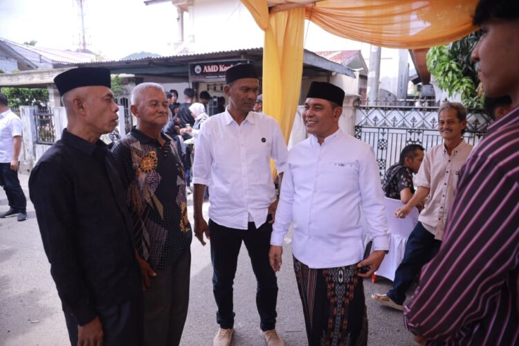 Bupati Aceh Besar Muharram Idris berbincang dengan para tamu saat open house dirumah pribadinya di Gampong Ajuen Lam Hasan Kecamatan Peukan Bada Senin 2332026 FOTOPROKOPIM ACEH BESAR KETIKKABARcom Bupati Aceh Besar Muharram Idris berbincang dengan para tamu saat open house dirumah pribadinya di Gampong Ajuen Lam Hasan Kecamatan Peukan Bada Senin 2332026 FOTOPROKOPIM ACEH BESAR