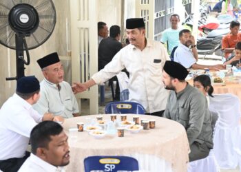 Wakil Bupati Aceh Besar Drs H Syukri A Jalil berbincang dengan sejumlah Asisten dan Kepala OPD Sekdakab Aceh Besar saat menggelar Open House di rumah kediaman Wabub Bupati Aceh Besar Drs H Syukri A Jalil Gompong Cot Nambak, Kecamatan Blang Bintang, Aceh Besar, Senin (23/03/2026). FOTO/MC ACEH BESAR
