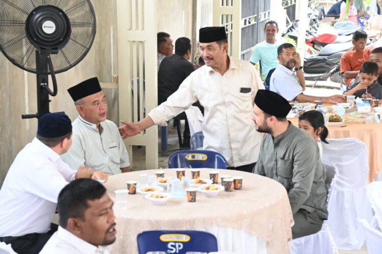 Wakil Bupati Aceh Besar Drs H Syukri A Jalil berbincang dengan sejumlah Asisten dan Kepala OPD Sekdakab Aceh Besar saat menggelar Open House di rumah kediaman Wabub Bupati Aceh Besar Drs H Syukri A Jalil Gompong Cot Nambak Kecamatan Blang Bintang Aceh Besar Senin 23032026 FOTOMC ACEH BESAR KETIKKABARcom Wakil Bupati Aceh Besar Drs H Syukri A Jalil berbincang dengan sejumlah Asisten dan Kepala OPD Sekdakab Aceh Besar saat menggelar Open House di rumah kediaman Wabub Bupati Aceh Besar Drs H Syukri A Jalil Gompong Cot Nambak Kecamatan Blang Bintang Aceh Besar Senin 23032026 FOTOMC ACEH BESAR
