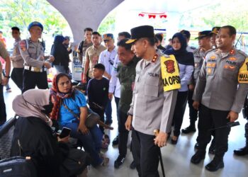 Kapolda Aceh Irjen Pol. Drs. Marzuki Ali Basyah, M. M, berdialog dengan para pemudik saat meninjau Pos Pengamanan Operasi Ketupat Seulawah 2026 di Pelabuhan Ulee Lheue, Banda Aceh, Selasa, 24 Maret 2026. FOTO: Ist