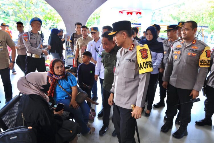 Kapolda Aceh Irjen Pol Drs Marzuki Ali Basyah M M berdialog dengan para pemudik saat meninjau Pos Pengamanan Operasi Ketupat Seulawah 2026 di Pelabuhan Ulee Lheue Banda Aceh Selasa 24 Maret 2026 FOTO Ist KETIKKABARcom Kapolda Aceh Irjen Pol Drs Marzuki Ali Basyah M M berdialog dengan para pemudik saat meninjau Pos Pengamanan Operasi Ketupat Seulawah 2026 di Pelabuhan Ulee Lheue Banda Aceh Selasa 24 Maret 2026 FOTO Ist